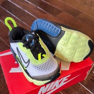 NIB Nike Kids' Black and Green Shoes - Sz 4c